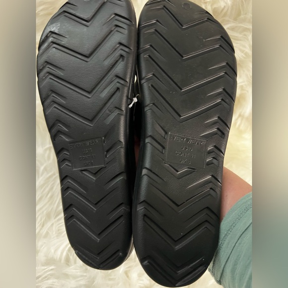 Black Chevron Pattern Slide Sandals Sz 10 - Picture 2 of 2